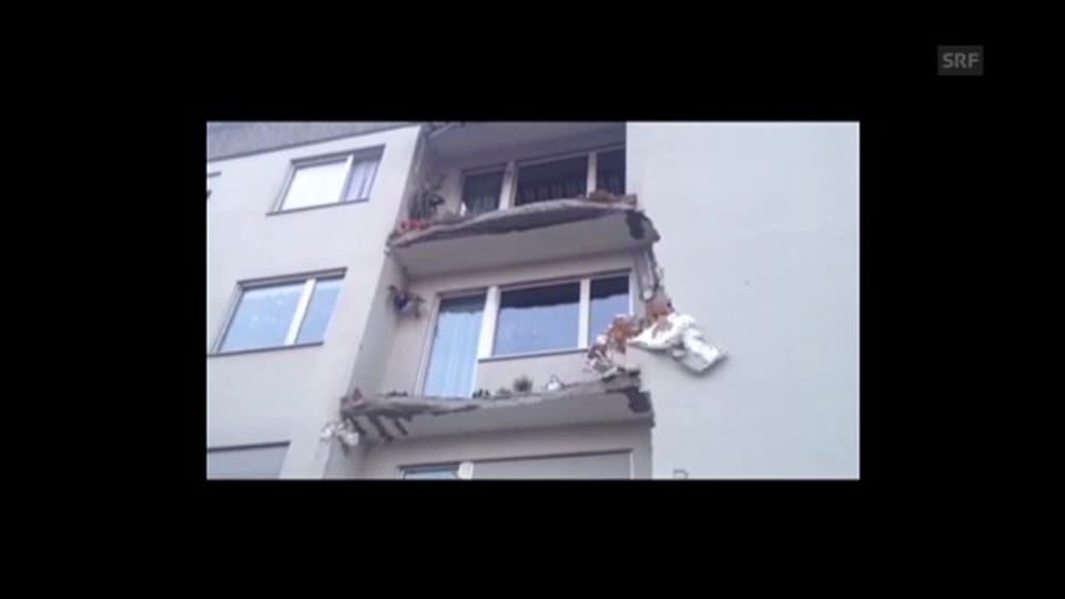 Balkon stürzt in die Tiefe – keine Verletzten.