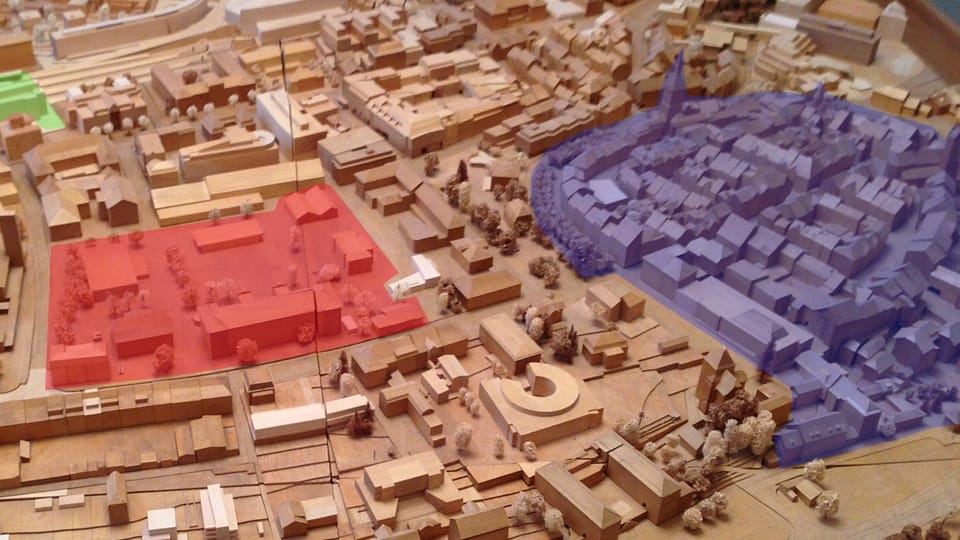 Das Kasernenareal (rot) in Aarau ist fast so gross wie die Altstadt (blau) – wie sieht es dereinst aus?