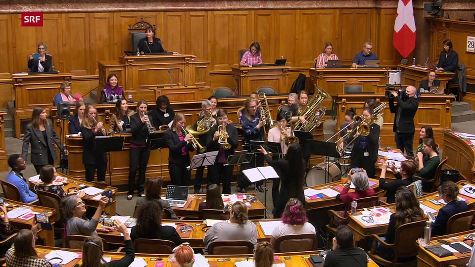 Die Frauensession wird von einem Frauenorchester begleitet