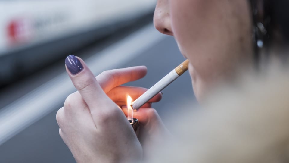 Verkaufsverbot hindere Jugendliche nicht am Rauchen, sagt Ökonom Alois Stutzer im Interview.