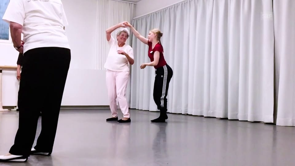 Mit viel Gefühl: Seniorinnen tanzen in Bern mit Profis