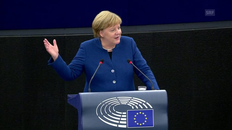Merkel reagiert während ihrer Rede auf Zwischenrufe der EU-Skeptiker