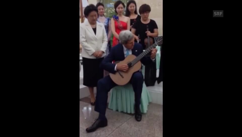 John Kerry spielt Gitarre