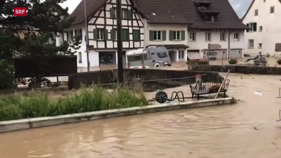 Wohnwagen treibt durch die Strassen von Schleitheim (SH) Wohnwagen treibt durch die Strassen von Schleitheim (SH)