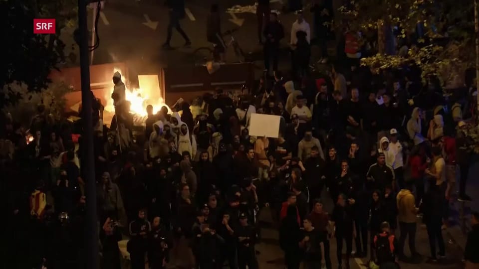 Demonstrierende setzen Barrikaden in Brand (unkomm.)