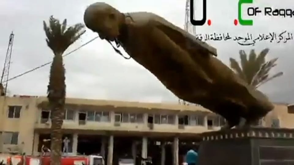 Rebellen reissen die Assad-Statue nieder (unkommentiert).