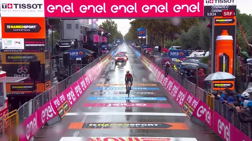 Jhonatan Narvaez feiert seinen 1. Giro-Etappensieg solo