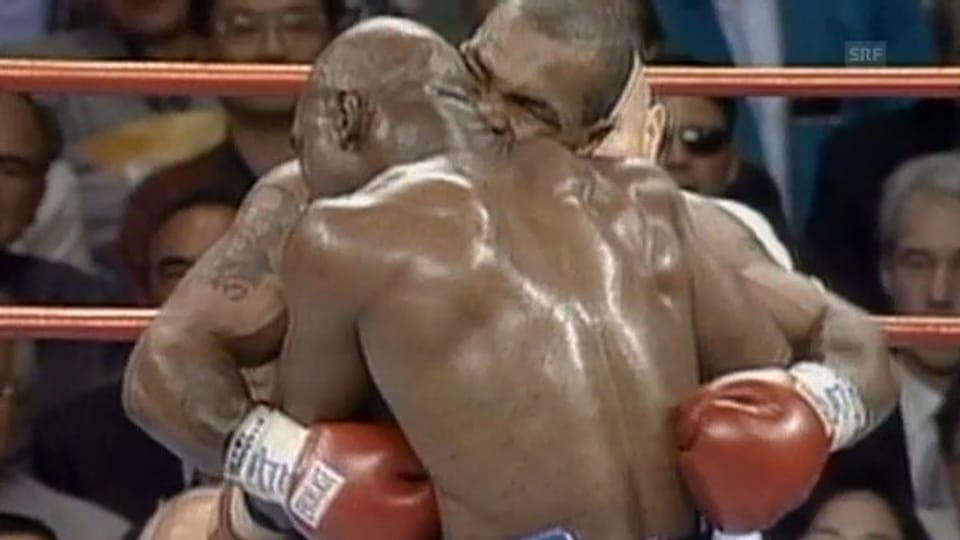 Tyson beisst seinem Gegner ins Ohr (WM-Boxkampf zwischen Tyson und Holyfield 28.6.1997)