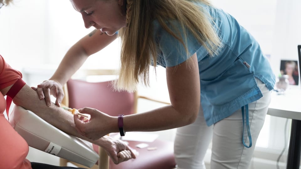 Hausarztmangel: Pflegefachfrau mit Masterabschluss schaut zum Bänderriss