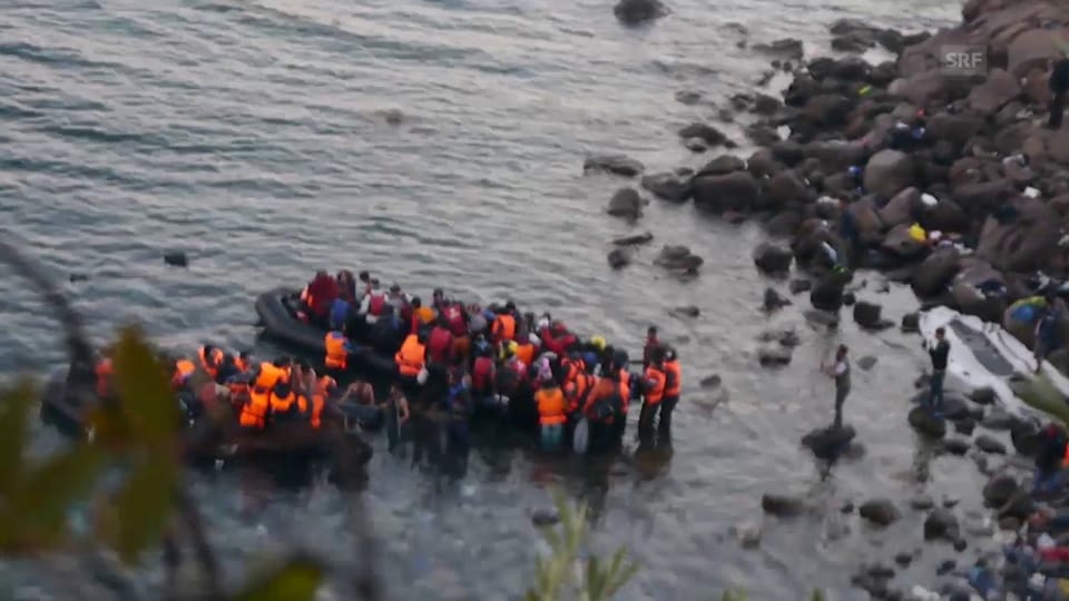 Flüchtlinge besteigen die Boote (Video von Beat Stauffer)