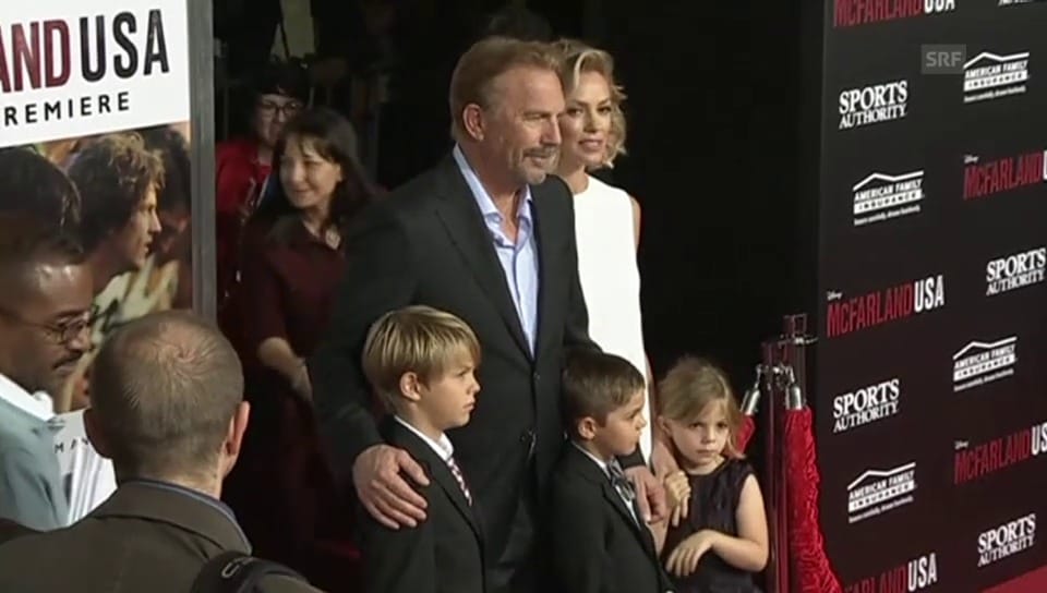 Kevin Costner mit Familie auf dem roten Teppich