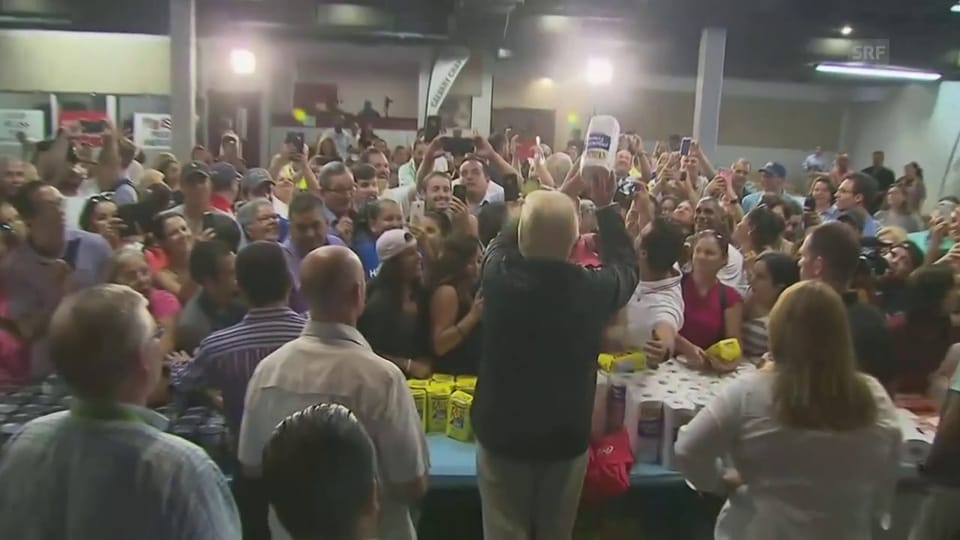 Trump wirft in Puerto Rico Haushaltspapier in die Menge