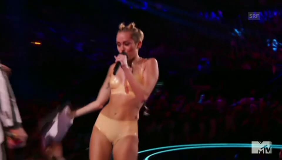 Miley Cyrus tanzt sich halbnackt in Sexposen