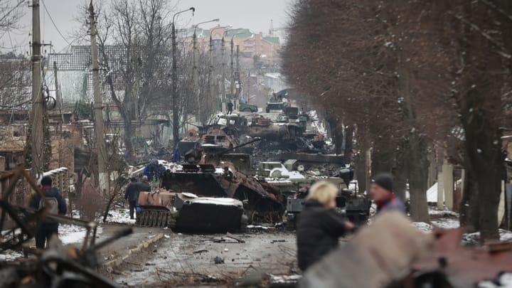 Il correspondent Ulrich Schmid davart la situaziun en Ucraina (Purtret: Rauba militarica russa destruida a Butscha, 1. mars)