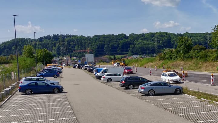 Viele Autos aus Deutschland auf dem grössten Pendler-Parkplatz