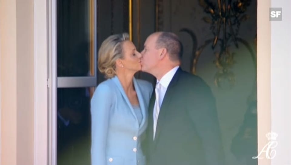 Albert und Charlène küssen sich auf dem Balkon (unkomm. Video)