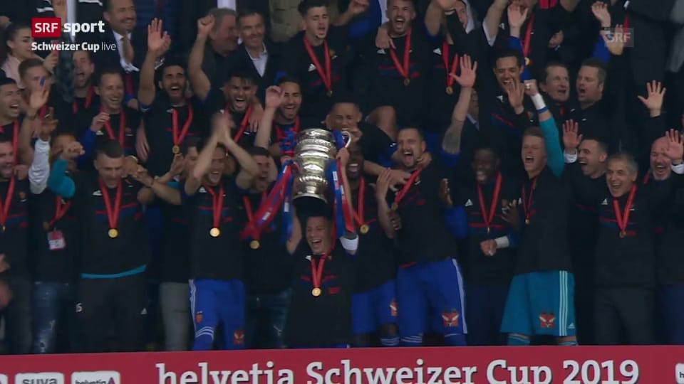 Die Basler feiern mit dem Pokal