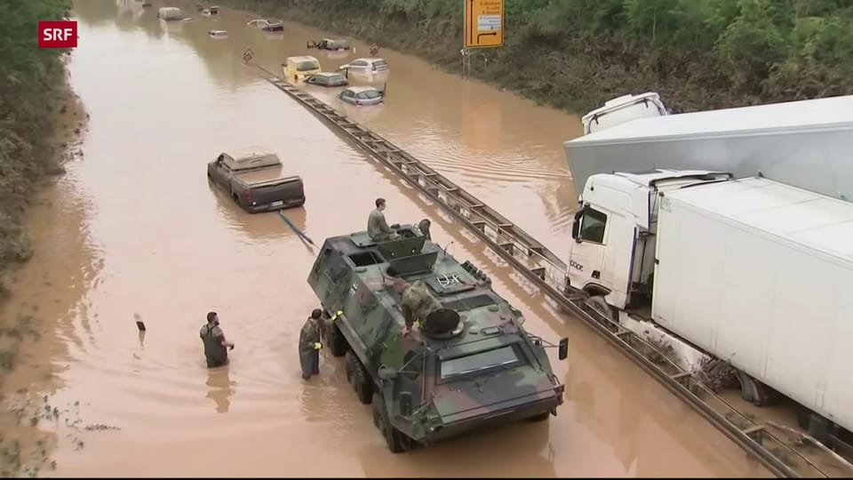 Militär räumt überflutete Strasse bei Erftstadt (D)