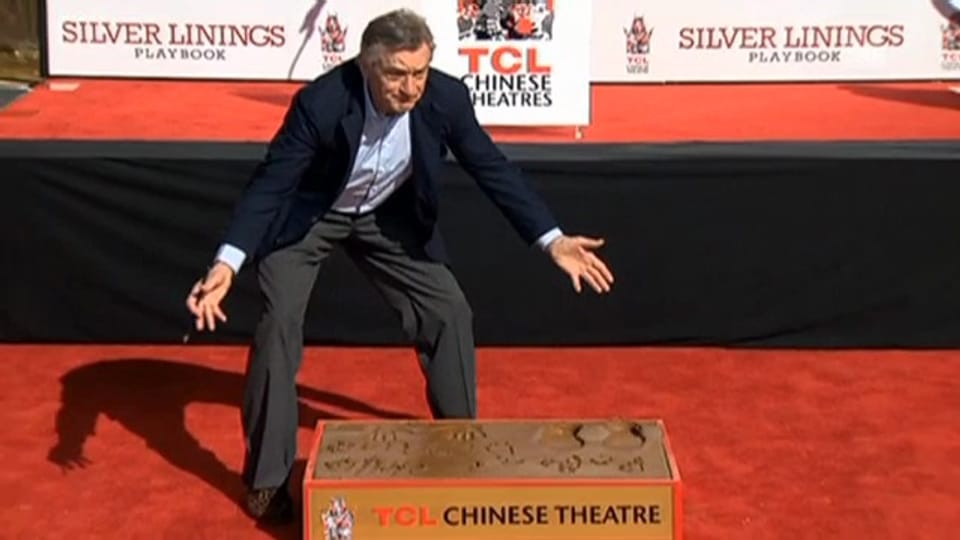 Robert de Niro verewigt sich vor dem Chinese Theatre (unkomm. Video)