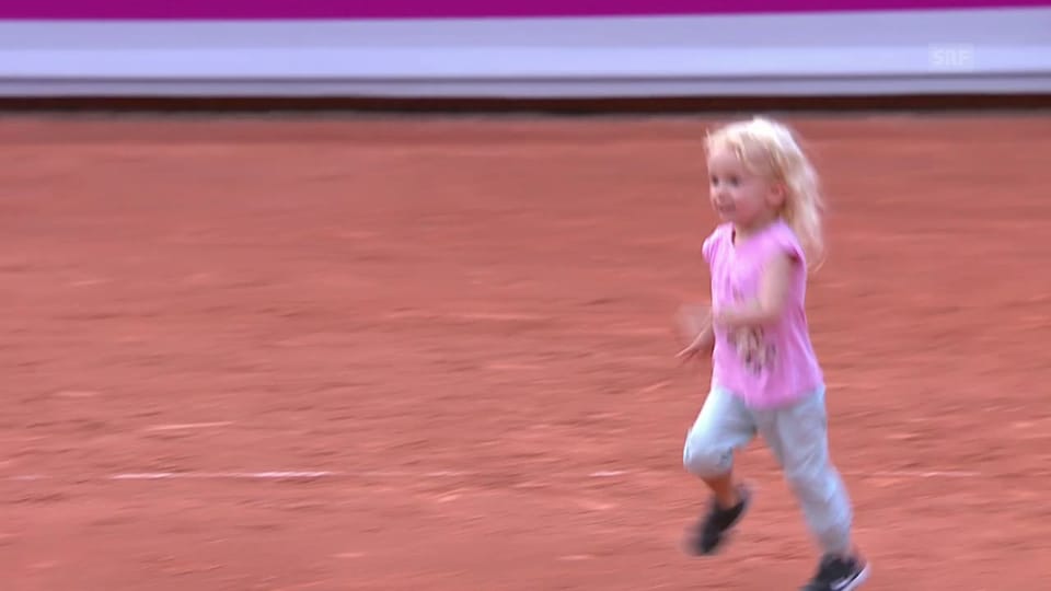 Nach dem Match: Schnyders Töchterchen rennt quer über den Platz
