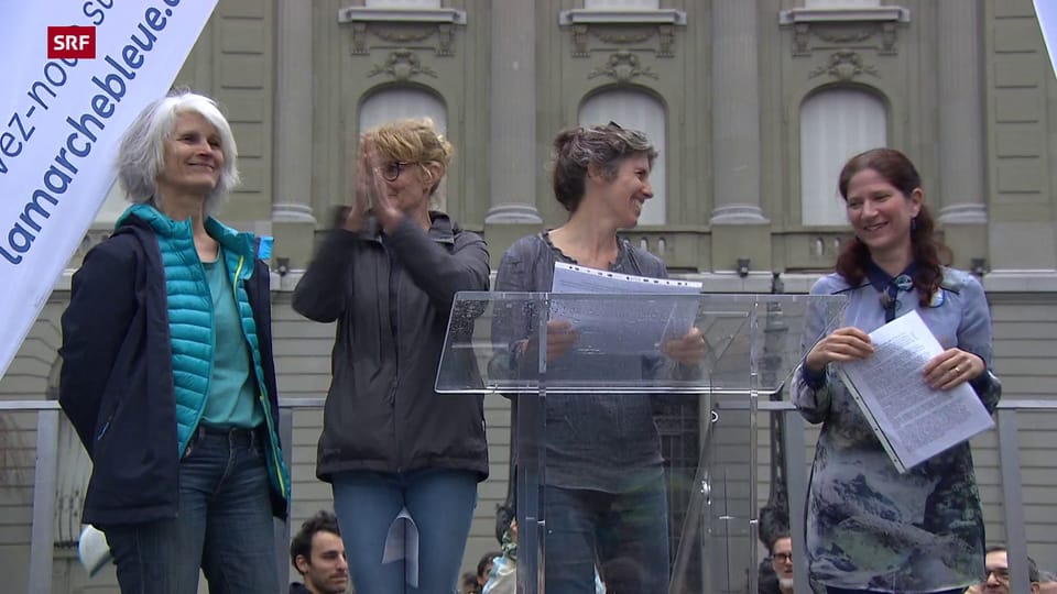 Klimaaktivistinnen werden in Bern von tausenden Menschen empfangen