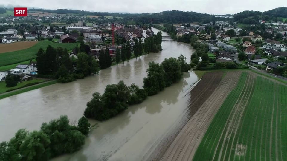 Mellingen (AG): Reuss tritt weit über die Ufer