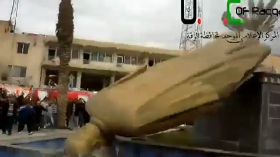 Zerstörung der Statue von Hafes al-Assad (unkomm.)
