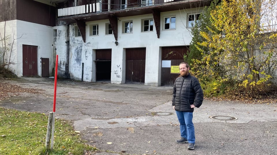 Oliver Dollinger vor dem Hotel in Wildhaus, das in der Szene als «Lost Place» bekannt ist.
