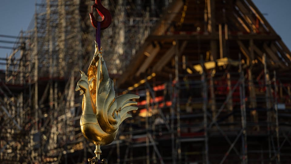 Warum der goldene Hahn von Notre Dame so bedeutend ist