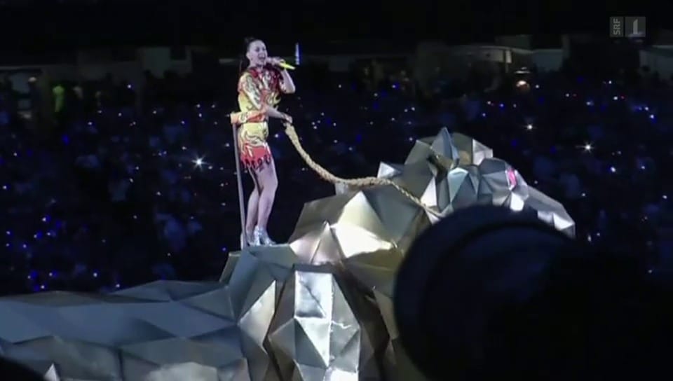 Gigantisch und mit viel Feuerwerk: Katy Perry