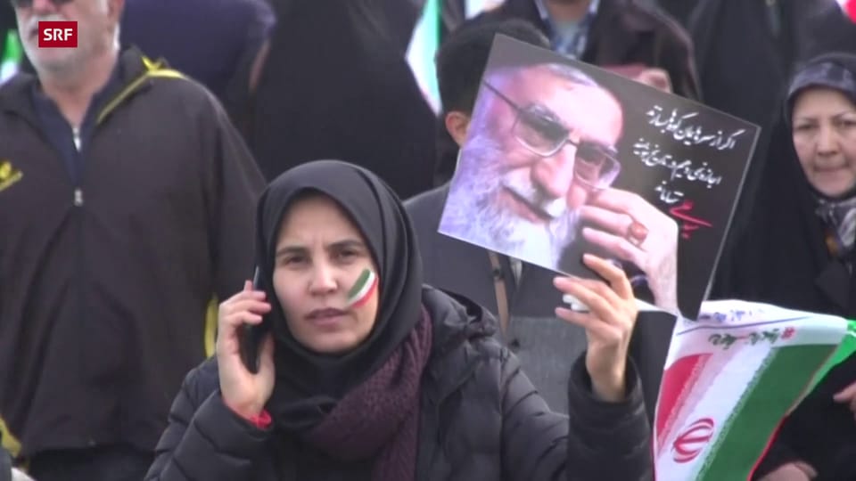 Menschen feiern in Teheran den Jahrestag der Islamischen Revolution (unkomm.)