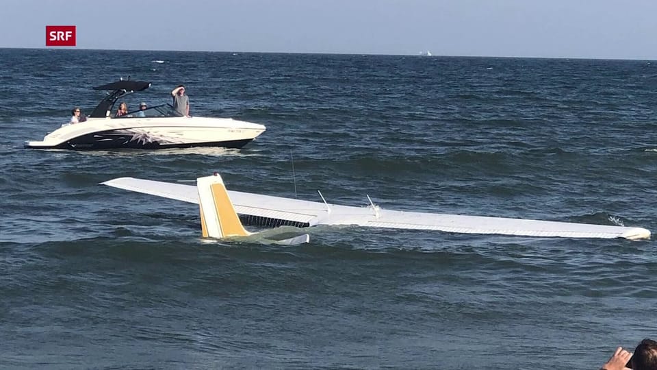 Motorprobleme zwingen einen Pilot zu einer Notlandung auf dem Wasser