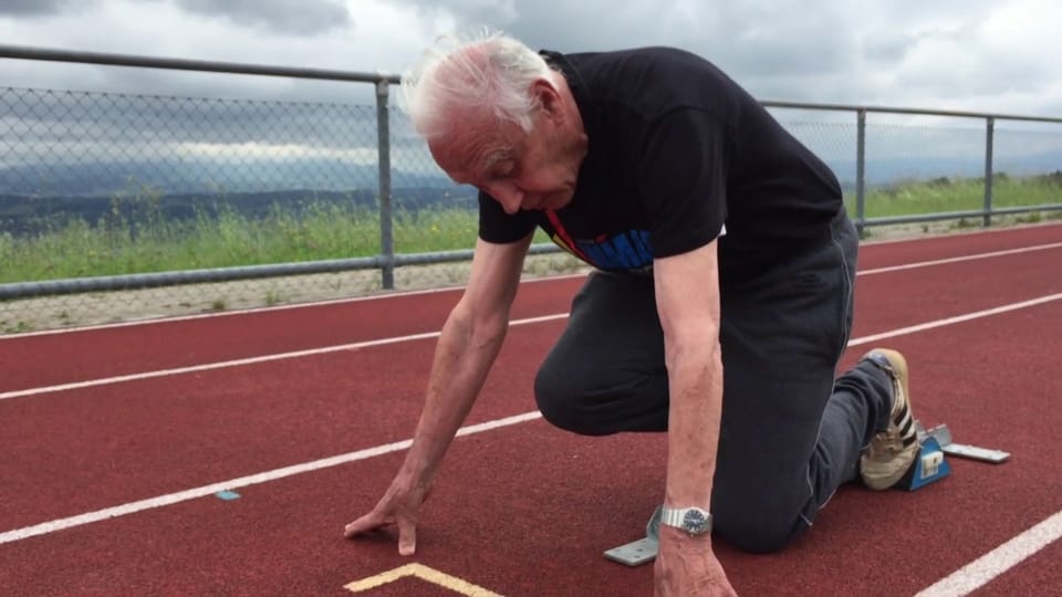 Der perfekte Sprintstart: Ü80-Weltmeister Hans Blöchlinger zeigt, wie es geht!