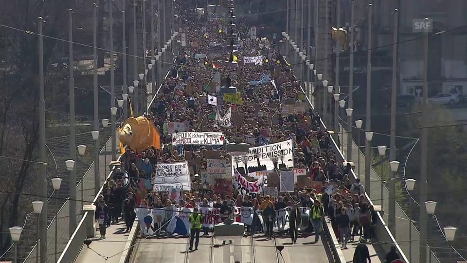 Tausende Menschen demonstrieren in Bern für mehr Klimaschutz