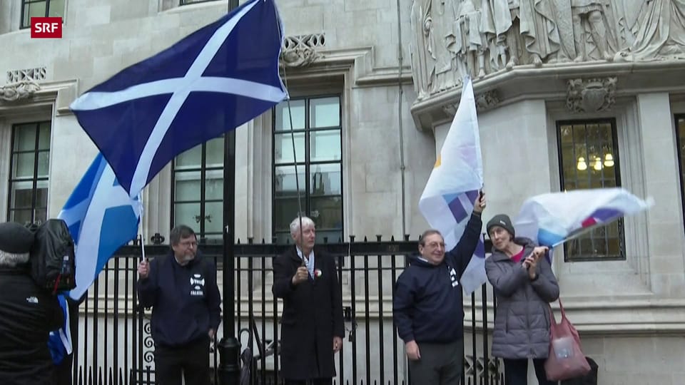 Befürworter der Unabhängigkeit Schottlands versammeln sich vor dem Gericht (unkomm.)