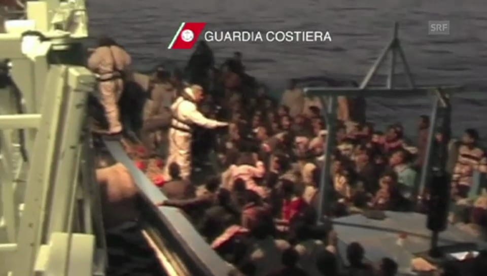 Italiens Marine greift Flüchtlinge auf (ohne Ton)
