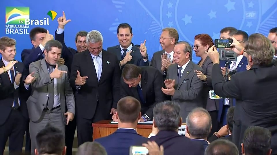 Jair Bolsonaro unterzeichnet das Dekret zur Liberalisierung des Waffenrechts (unkomm.)