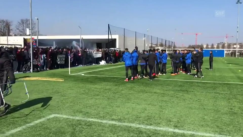 Fans tauchen im FCB-Training auf