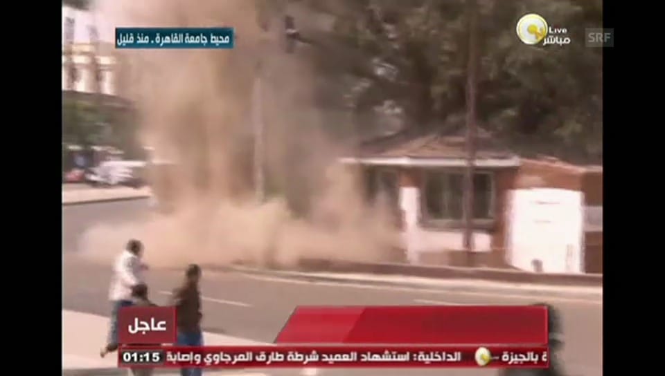 Ein Kameramann filmt währenddem eine der Bomben explodiert.