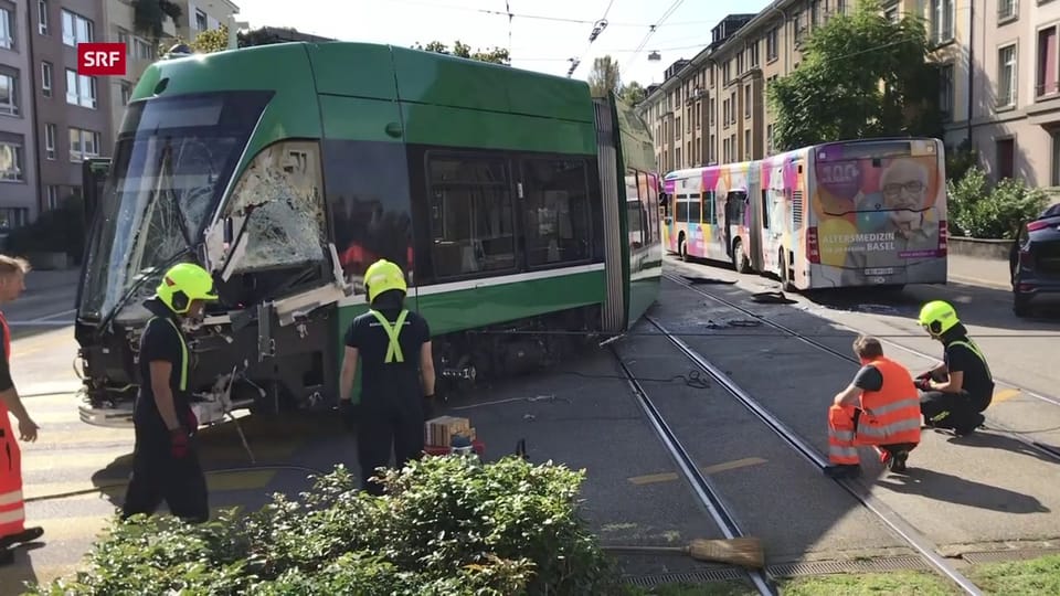 Tram wird nach Unfall in Basel auf die Schienen gebracht (unkommentiert)