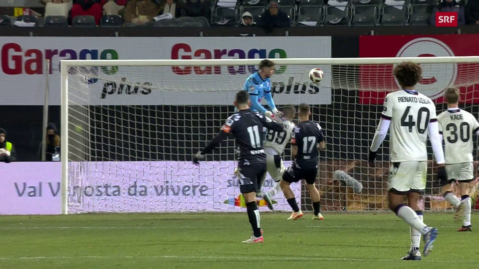 Jovanovic trifft per Kopf und muss einstecken Jovanovic trifft per Kopf und muss einstecken