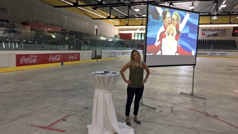 Die amtierende Curling-Weltmeisterin Silvana Tirinzoni bei einem ersten Augenschein in der Schaffhauser IWC-Arena
