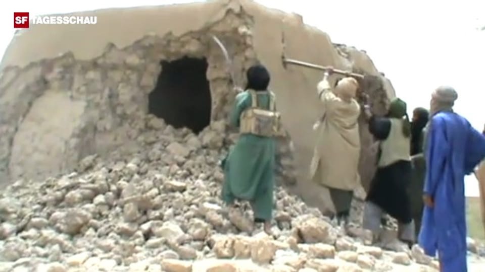 Bereits im Juli 2012 zerstören Mitglieder von Ansar Dine in Timbuktu ein Mausoleum