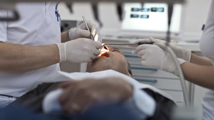 Zahnarztpraxis geschlossen: Unsterile Instrumente und Folgen für die Patienten