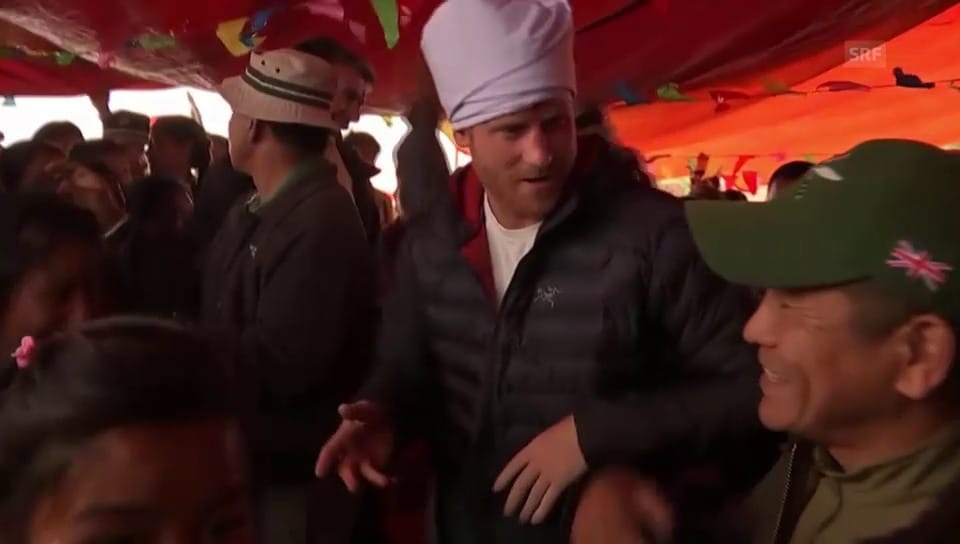 Prinz Harry tanzt in Nepal (unkommentiert)
