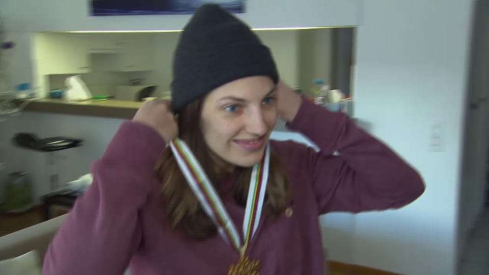 Elena Könz, la campiunessa mundiala dal Big Air è turnada a chasa – cun pocal e medaglia