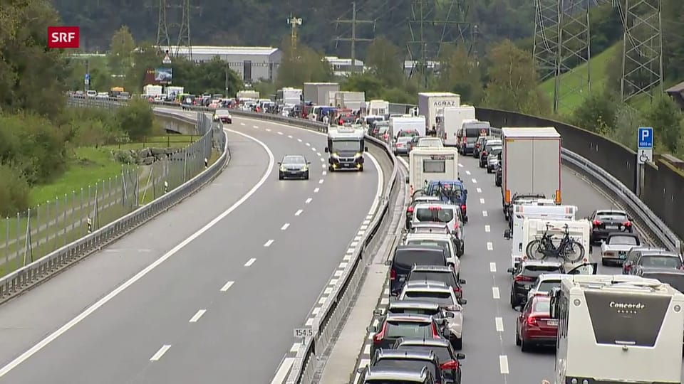 Lange Wartezeit: Vor dem Gotthard staut sich der Verkehr (Aufnahmen vom 26.09.2020)
