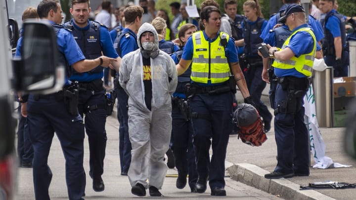 Auch in Basel räumt Polizei die Blockade