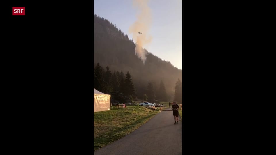 Ein Helikopter löscht den Brand am Sonntagmorgen