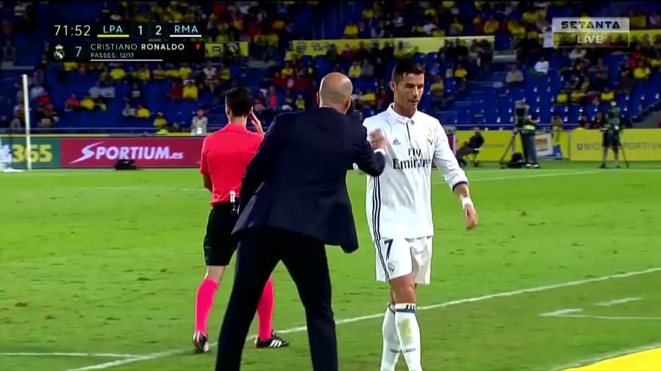 Rückblende: Zidane holt Ronaldo vom Feld